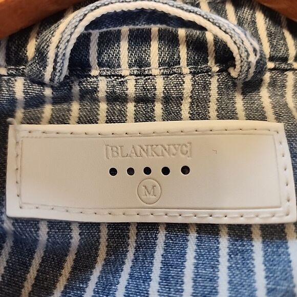 BlankNYC Blue White Striped Denim Shirt Jacket Raw Hem Cropped Size M Pockets - Picture 4 of 8